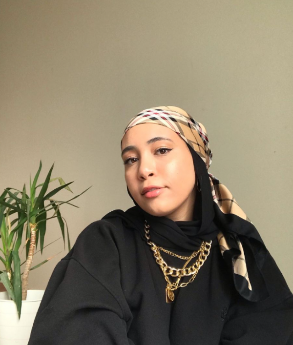 Hijab Bergaya Vintage dengan Bandana